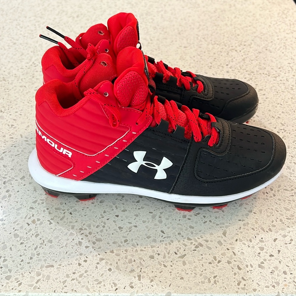 Under armor cleats. Youth size 6.